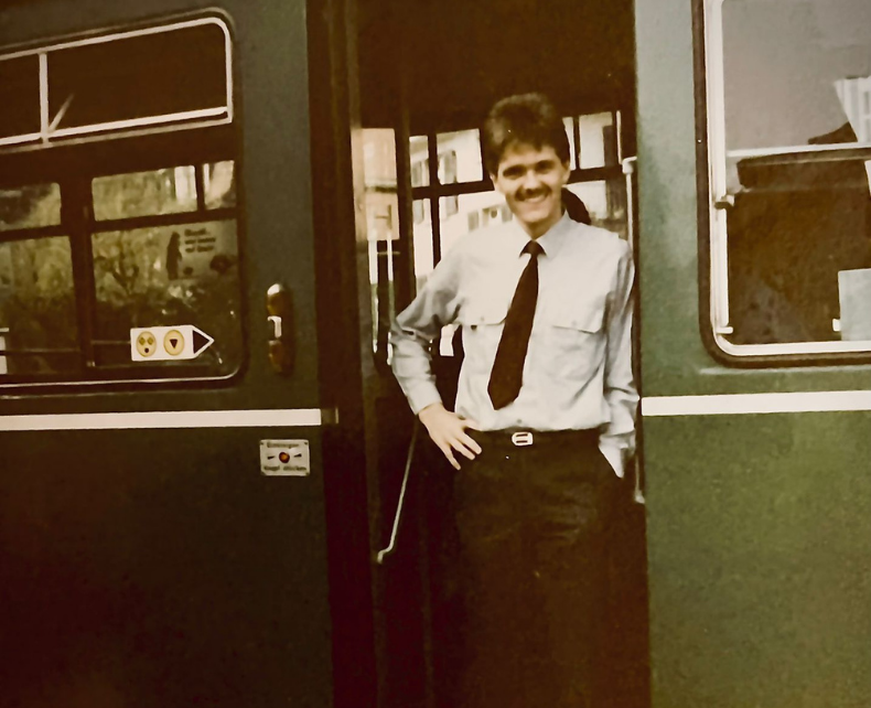 Samuel Ryter als Tramchauffeur in Basel
